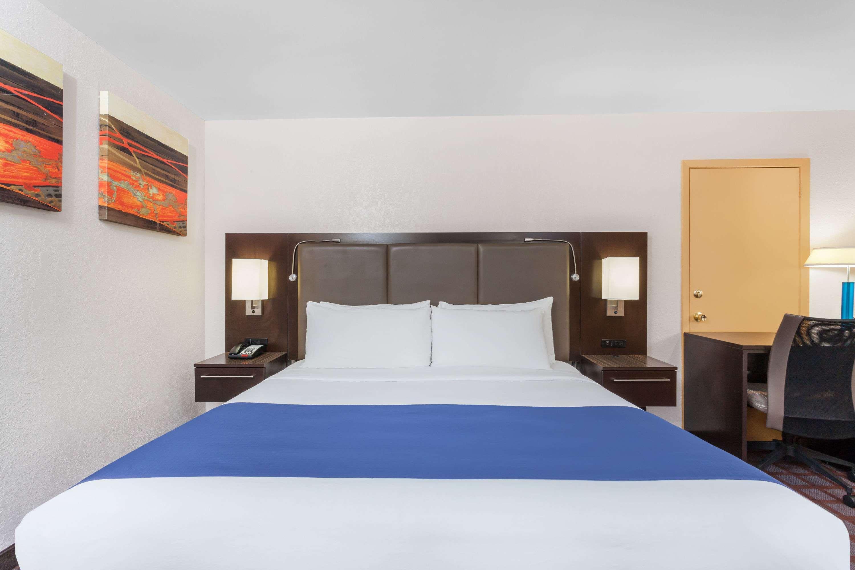 Days Inn By Wyndham Woodbury Long Island Exterior photo