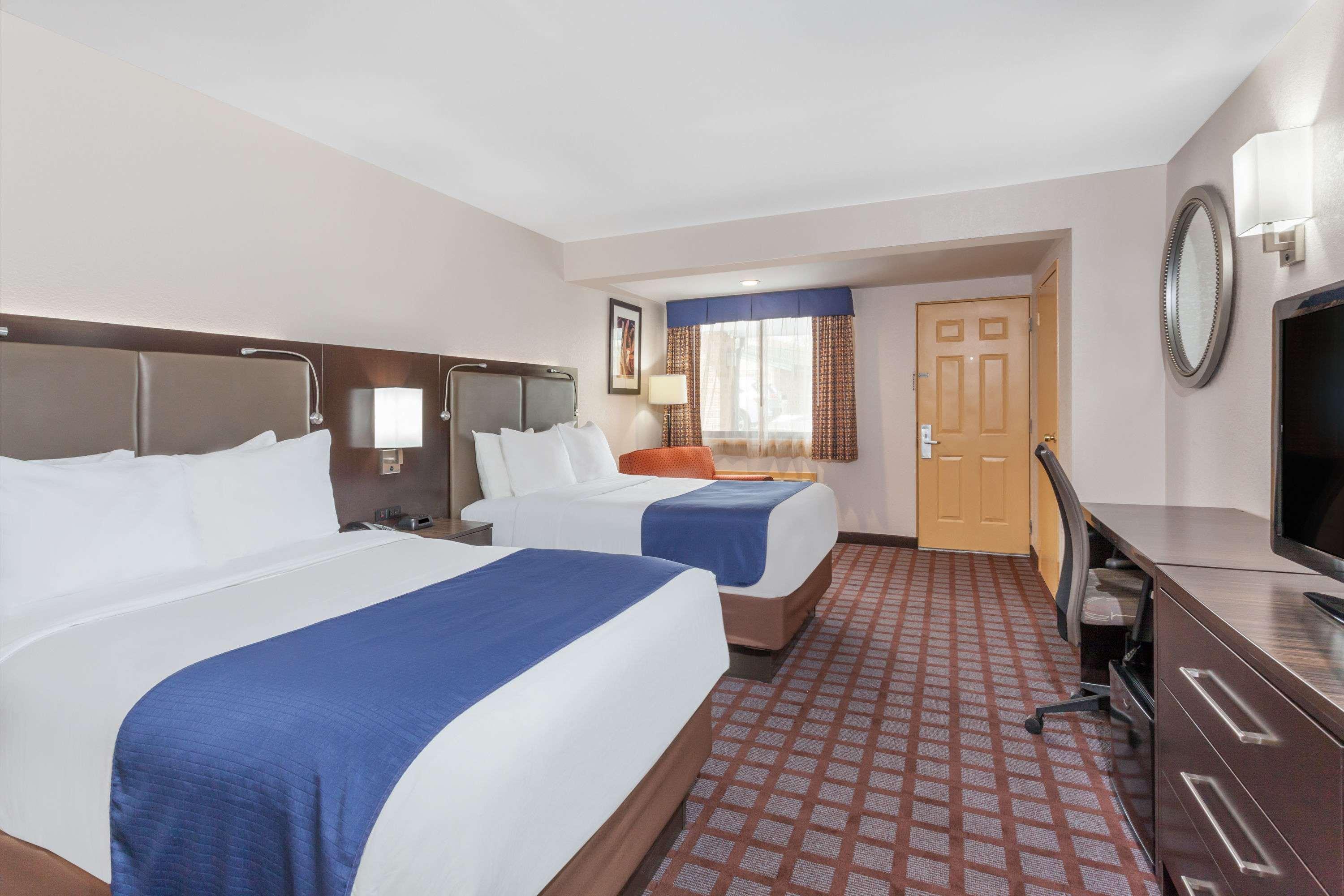 Days Inn By Wyndham Woodbury Long Island Exterior photo