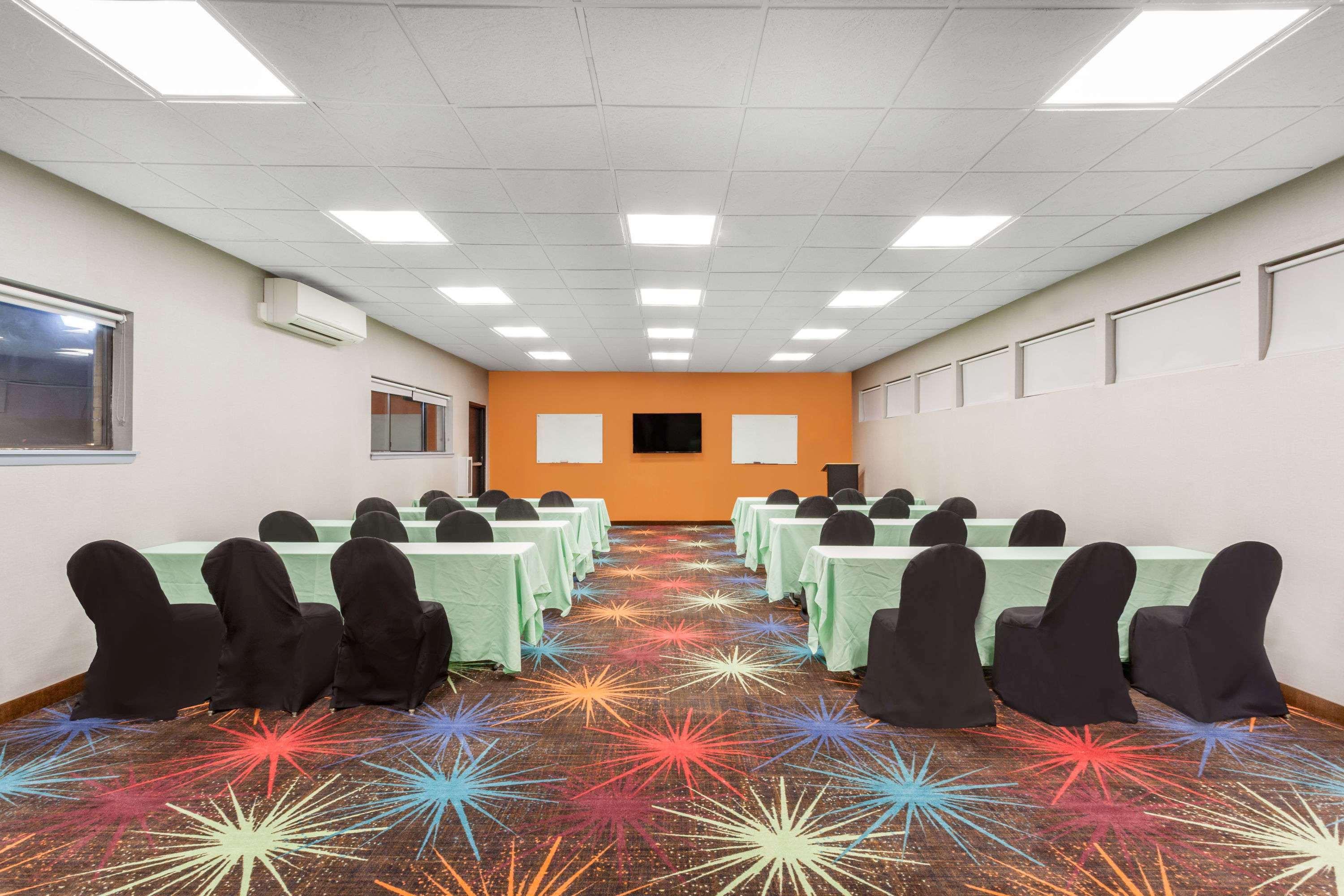 Days Inn By Wyndham Woodbury Long Island Exterior photo